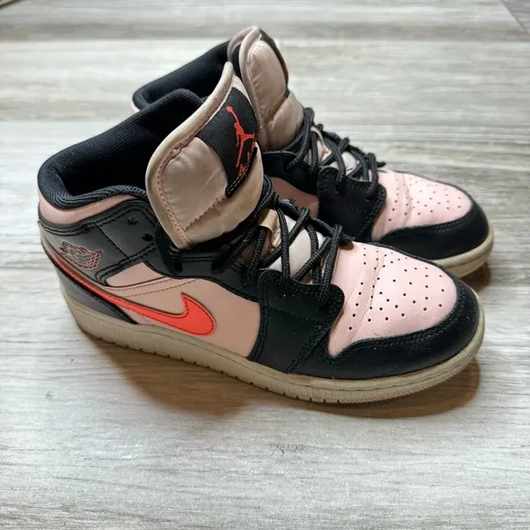 AIR JORDAN 1 Mid GS Crimson &amp; Pink Size 3.5