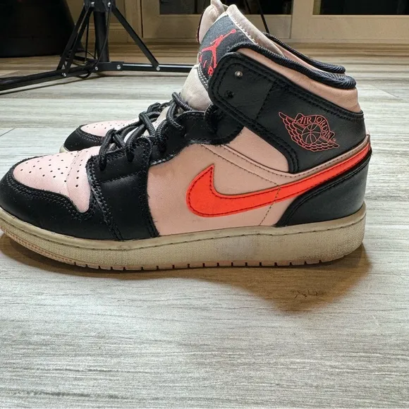 AIR JORDAN 1 Mid GS Crimson &amp; Pink Size 3.5