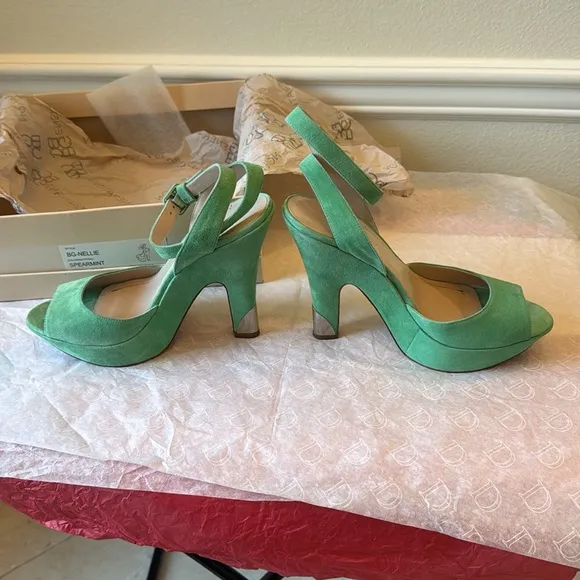 BCBG Nellie spearmint kidsuede 8.5 worn once small signs a of wear plus