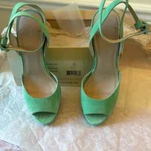 BCBG Nellie spearmint kidsuede 8.5 worn once small signs a of wear plus