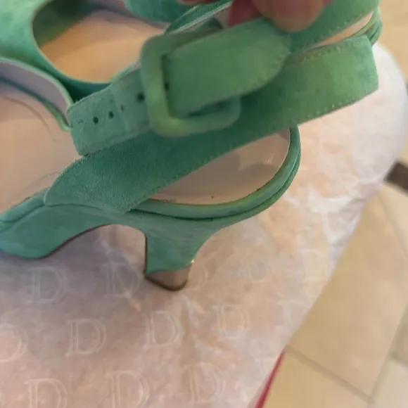 BCBG Nellie spearmint kidsuede 8.5 worn once small signs a of wear plus