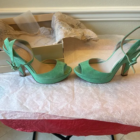 BCBG Nellie spearmint kidsuede 8.5 worn once small signs a of wear plus