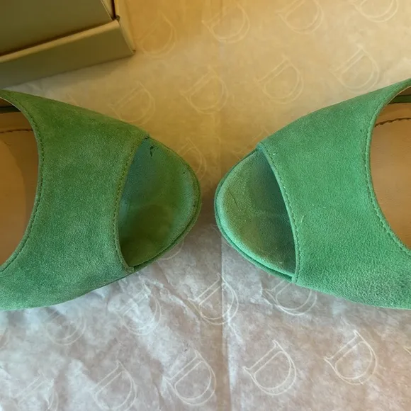 BCBG Nellie spearmint kidsuede 8.5 worn once small signs a of wear plus