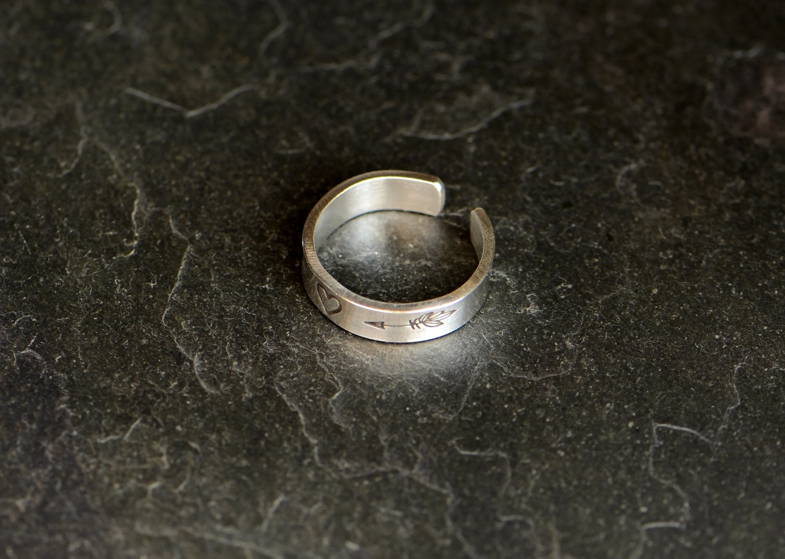 Heart and arrows on 4 mm wide sterling silver toe ring