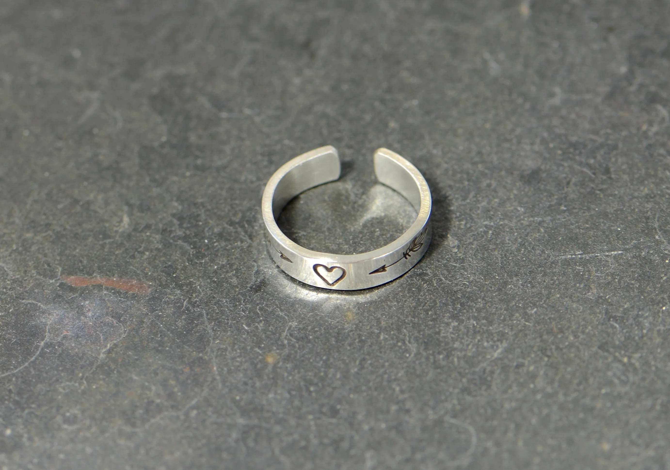 Heart and arrows on 4 mm wide sterling silver toe ring