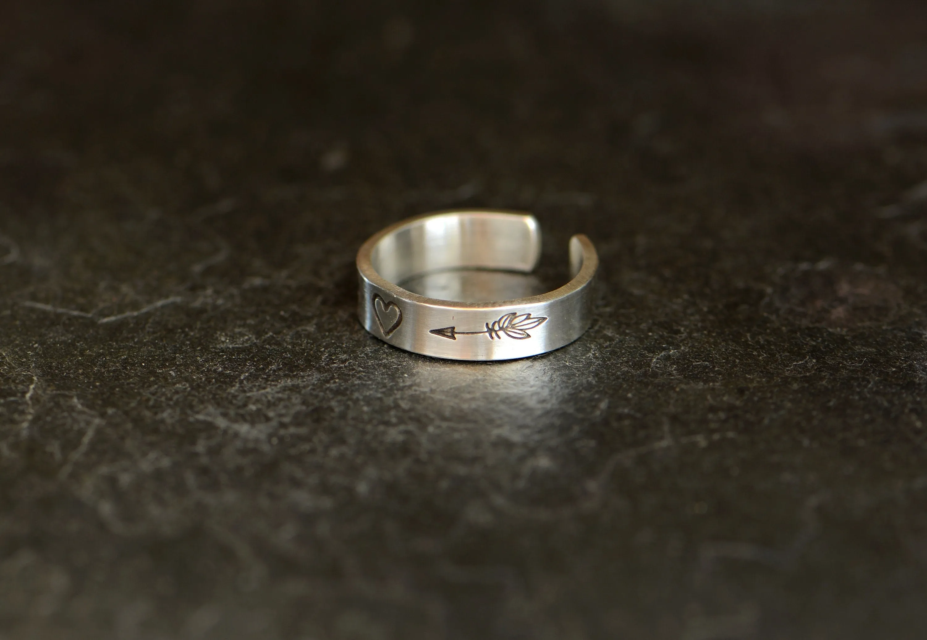 Heart and arrows on 4 mm wide sterling silver toe ring