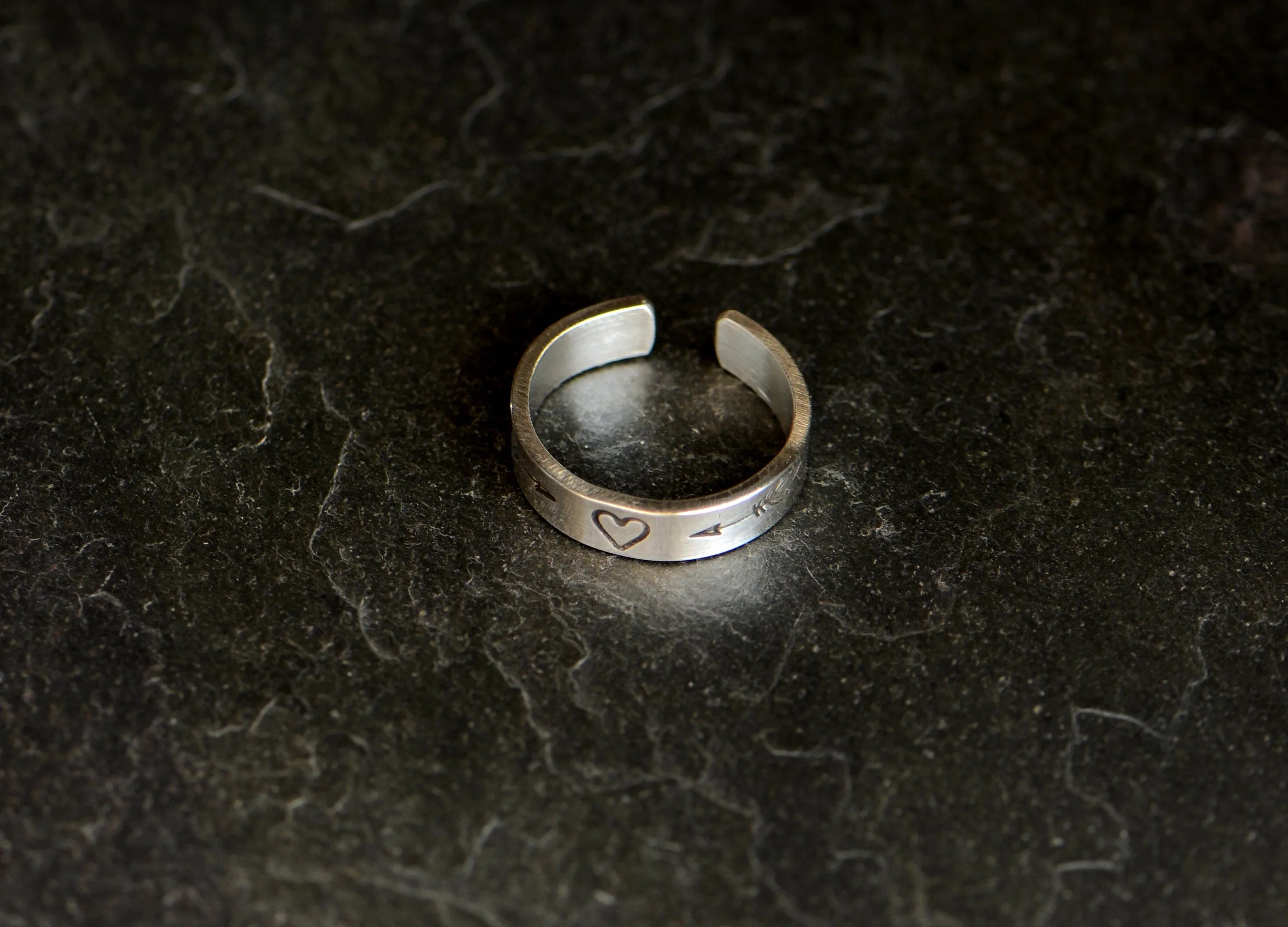 Heart and arrows on 4 mm wide sterling silver toe ring