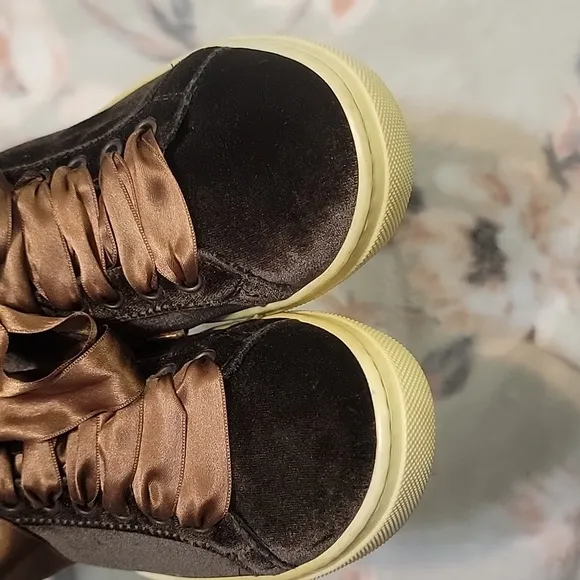 Lemaré Velvet Sneakers