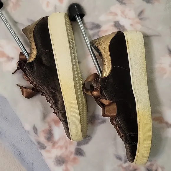 Lemaré Velvet Sneakers
