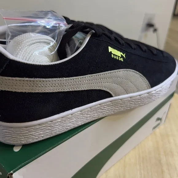 NEW- PUMA- mens suede classic XXL- black and white- Size 11
