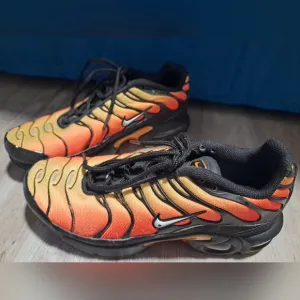 Nike Air Max Plus GS Black Orange Yellow Size 5Y AR1852-017
