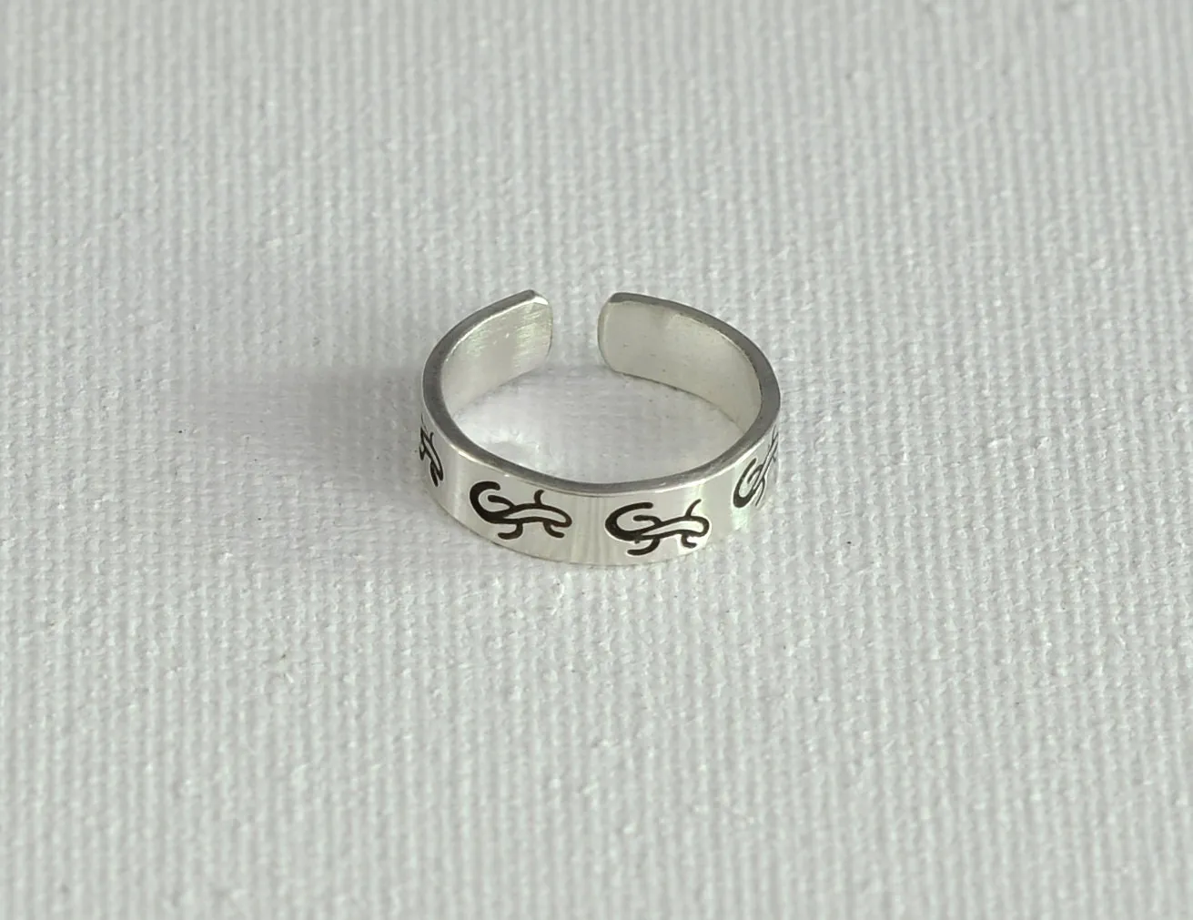 Sterling silver toe ring stamped with dainty lizard theme